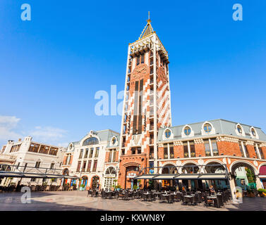 BATUMI, Georgien - 22. SEPTEMBER 2015: Clock Tower ist an der Piazza Platz in Batumi, Adscharien Region Georgiens befindet. Stockfoto