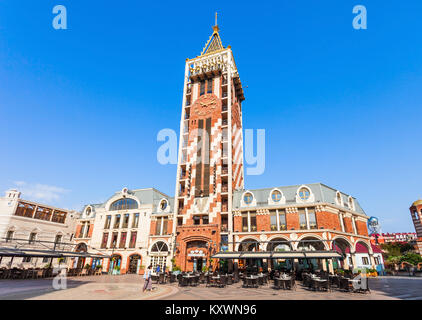 BATUMI, Georgien - 22. SEPTEMBER 2015: Clock Tower ist an der Piazza Platz in Batumi, Adscharien Region Georgiens befindet. Stockfoto