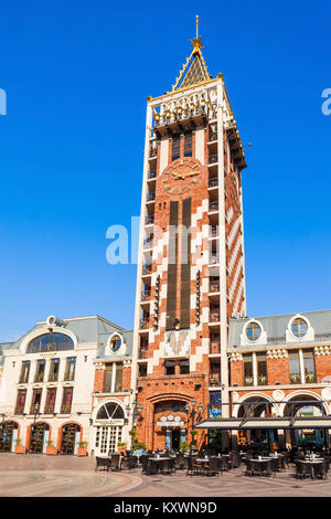 BATUMI, Georgien - 22. SEPTEMBER 2015: Clock Tower ist an der Piazza Platz in Batumi, Adscharien Region Georgiens befindet. Stockfoto