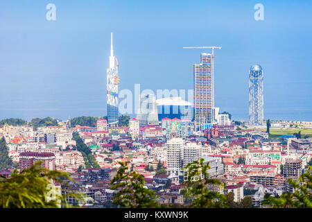 BATUMI, Georgien - 22. SEPTEMBER 2015: Alphabetisch Turm, Batumi Technologische Universität Turm und das Radisson Blu Hotel in Batumi, Georgien Stockfoto