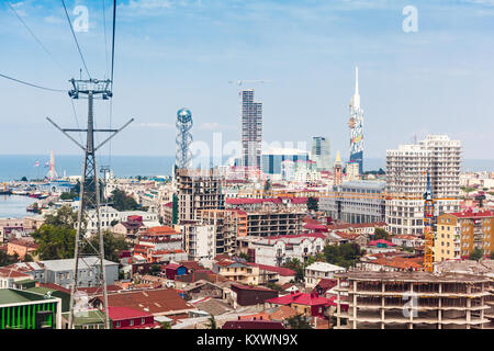 BATUMI, Georgien - 22. SEPTEMBER 2015: Alphabetisch Turm, Batumi Technologische Universität Turm und das Radisson Blu Hotel in Batumi, Georgien Stockfoto