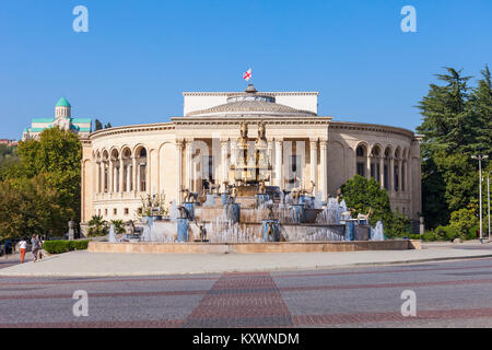 KUTAISI, Georgien - 25. SEPTEMBER 2015: kolkhida Brunnen und georgischen Drama Theater Lado Meskhishvili im Zentrum von Kutaisi, Georgien. Stockfoto