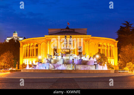 KUTAISI, Georgien - 25. SEPTEMBER 2015: kolkhida Brunnen und georgischen Drama Theater bei Sonnenuntergang in Kutaissi, Georgien. Stockfoto