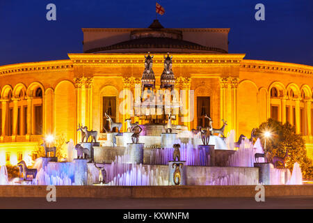 KUTAISI, Georgien - 25. SEPTEMBER 2015: kolkhida Brunnen und georgischen Drama Theater in der Nacht in Kutaissi, Georgien. Stockfoto