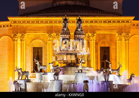 KUTAISI, Georgien - 25. SEPTEMBER 2015: kolkhida Brunnen und georgischen Drama Theater in der Nacht in Kutaissi, Georgien. Stockfoto