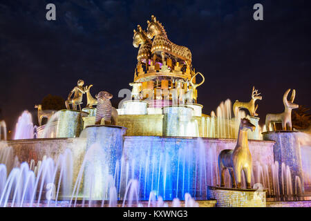 KUTAISI, Georgien - 25. SEPTEMBER 2015: kolkhida Brunnen bei Nacht im Zentrum von Kutaisi, Georgien. Stockfoto