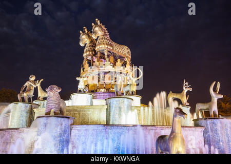 KUTAISI, Georgien - 25. SEPTEMBER 2015: kolkhida Brunnen bei Nacht im Zentrum von Kutaisi, Georgien. Stockfoto