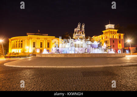 KUTAISI, Georgien - 25. SEPTEMBER 2015: kolkhida Brunnen und georgischen Drama Theater in der Nacht in Kutaissi, Georgien. Stockfoto