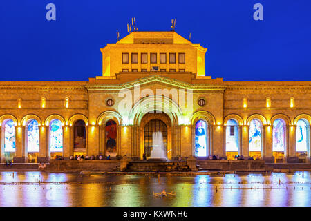 YEREVAN, Armenien - 27. SEPTEMBER 2015: Die Geschichte Museum und der Nationalgalerie von Armenien in der Nacht, am Platz der Republik in Eriwan, Armenien Stockfoto