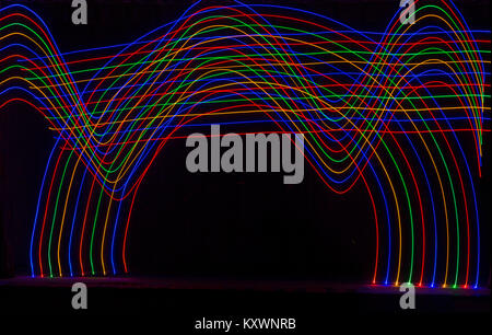 Mehrfarbige Licht- Muster, die in der Form der Wellen und ein Bogen - abstrakte Malerei mit Licht, Licht Malerei Stockfoto