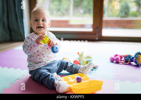 Baby Kleinkind spielen Farbe Spielzeug zu Hause oder im Kindergarten Stockfoto