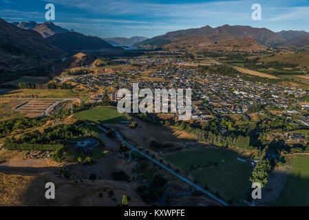 Blick auf Queenstown von Cardrona Valley Road, Otago, Neuseeland Stockfoto