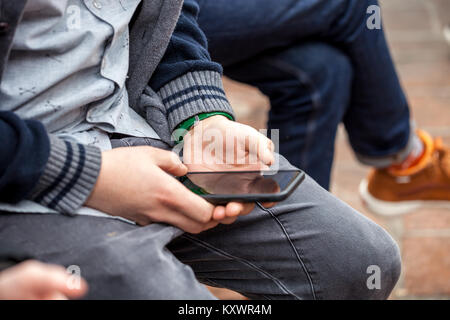 Nahaufnahme von Menschen mit Smartphones, auf Hände halten Telefon Fokus Stockfoto
