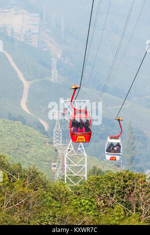 DARJEELING, INDIEN - 18. NOVEMBER 2015: Der Darjeeling Seilbahn ist eine Seilbahn in der Stadt Darjeeling im indischen Bundesstaat Westbengalen Stockfoto