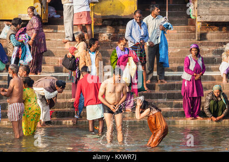 HARIDWAR, INDIEN - November 13, 2015: Unbekannter Menschen baden im Ganges in das Har-ki-Pauri Ghat in Haridwar, Indien. Stockfoto