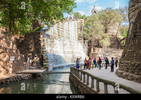 CHANDIGARH, INDIEN - November 04, 2015: Wasserfall im Steingarten von Chandigarh. Es ist eine Skulptur Garten in Chandigarh, Indien, auch als Nek Ch bekannt Stockfoto