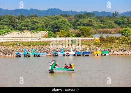 CHANDIGARH, INDIEN - November 04, 2015: Sukhna See mit Booten in Chandigarh, Indien, ist ein Reservoir an den Ausläufern des Himalaya, das shivalik Hil Stockfoto