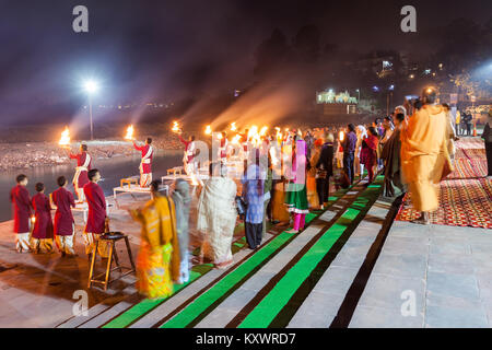 RISHIKESH, INDIEN - November 08, 2015: Ganga Aarti Zeremonie in Rishikesh, Indien. Es ist ein Hindu Ritual der Gottesdienst, in dem Licht von Dochte in g getränkt Stockfoto