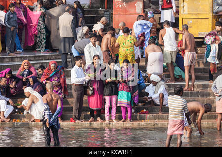 HARIDWAR, INDIEN - November 13, 2015: Unbekannter Menschen baden im Ganges in das Har-ki-Pauri Ghat in Haridwar, Indien. Stockfoto