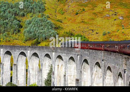 Bild aus der Jacobite Steam Train Express über dem glenfinnan Viadukt auf der West Highland Line, Schottland genommen Stockfoto