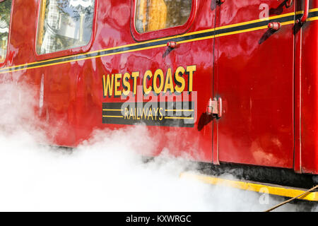 Eine Eisenbahn Reisebus vom West Coast Eisenbahnen auf der Jacobite Express Dampf bespannt Zugverbindung zwischen Fort William und Mallaig, Schottland, Großbritannien Stockfoto