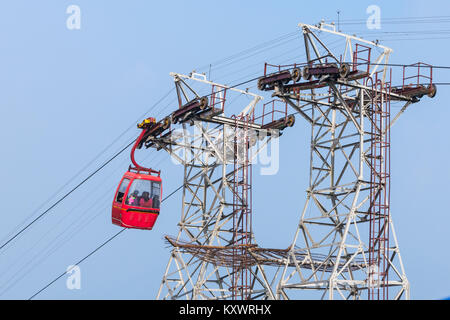 DARJEELING, INDIEN - 18. NOVEMBER 2015: Der Darjeeling Seilbahn ist eine Seilbahn in der Stadt Darjeeling im indischen Bundesstaat Westbengalen Stockfoto