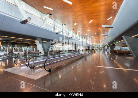 DOHA, Katar - November 03, 2015: Hamad Internationale Flughafen ist der Internationale Flughafen von Doha, der Hauptstadt von Katar. Er ersetzte den ehemaligen Stockfoto