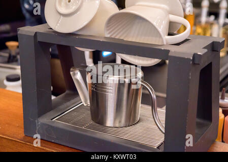 Wasserkocher aus Metall und weiße Tassen trocken in der Küche Stockfoto