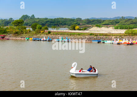 CHANDIGARH, INDIEN - November 04, 2015: Sukhna See mit Booten in Chandigarh, Indien, ist ein Reservoir an den Ausläufern des Himalaya, das shivalik Hil Stockfoto