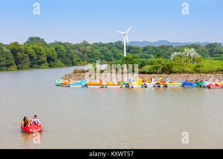 CHANDIGARH, INDIEN - November 04, 2015: Sukhna See in Chandigarh, Indien, ist ein Reservoir an den Ausläufern des Himalaya, das shivalik Hills. Stockfoto