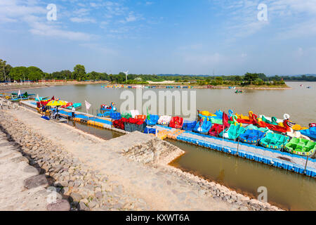 CHANDIGARH, INDIEN - November 04, 2015: Damm an der Sukhna See in Chandigarh, Indien. Es ist ein Reservoir an den Ausläufern des Himalaya, das Sh Stockfoto