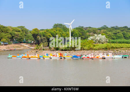 CHANDIGARH, INDIEN - November 04, 2015: Sukhna See in Chandigarh, Indien, ist ein Reservoir an den Ausläufern des Himalaya, das shivalik Hills. Stockfoto