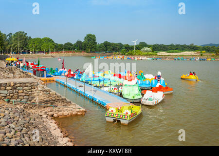 CHANDIGARH, INDIEN - November 04, 2015: Damm an der Sukhna See in Chandigarh, Indien. Es ist ein Reservoir an den Ausläufern des Himalaya, das Sh Stockfoto