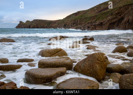 Die atemberaubende Nanjizal Bay in West Cornwall Stockfoto