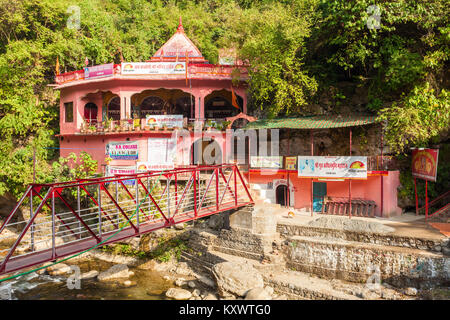 DEHRADUN, INDIEN - November 07, 2015: Tapkeshwar Mahadev Tempel in Dehradun ist einer der berühmtesten Tempel zu Lord Shiva in Indien gewidmet. Stockfoto