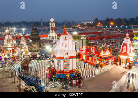 HARIDWAR, INDIEN - November 13, 2015: Blick auf den abendlichen Ganga Aarti Zeremonie am Har-ki-Pauri Ghat in Haridwar, Indien. Stockfoto