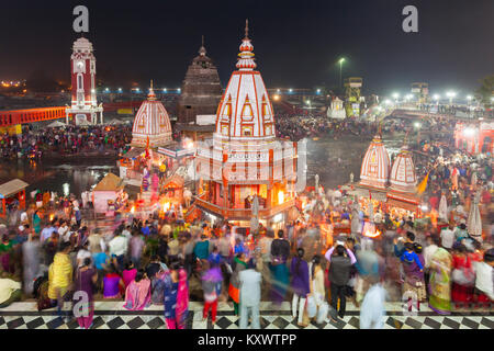 HARIDWAR, INDIEN - November 13, 2015: Blick auf den abendlichen Ganga Aarti Zeremonie am Har-ki-Pauri Ghat in Haridwar, Indien. Stockfoto