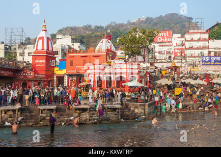 HARIDWAR, INDIEN - November 13, 2015: Unbekannter Menschen baden im Ganges in das Har-ki-Pauri Ghat in Haridwar, Indien. Stockfoto