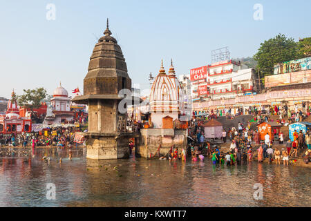 HARIDWAR, INDIEN - November 13, 2015: Unbekannter Menschen baden im Ganges in das Har-ki-Pauri Ghat in Haridwar, Indien. Stockfoto