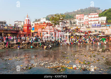 HARIDWAR, INDIEN - November 13, 2015: Unbekannter Menschen baden im Ganges in das Har-ki-Pauri Ghat in Haridwar, Indien. Stockfoto