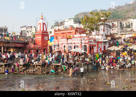 HARIDWAR, INDIEN - November 13, 2015: Unbekannter Menschen baden im Ganges in das Har-ki-Pauri Ghat in Haridwar, Indien. Stockfoto