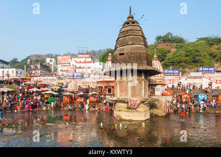 HARIDWAR, INDIEN - November 13, 2015: Unbekannter Menschen baden im Ganges in das Har-ki-Pauri Ghat in Haridwar, Indien. Stockfoto