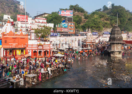 HARIDWAR, INDIEN - November 13, 2015: Unbekannter Menschen baden im Ganges in das Har-ki-Pauri Ghat in Haridwar, Indien. Stockfoto