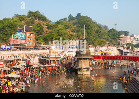 HARIDWAR, INDIEN - November 13, 2015: Unbekannter Menschen baden im Ganges in das Har-ki-Pauri Ghat in Haridwar, Indien. Stockfoto