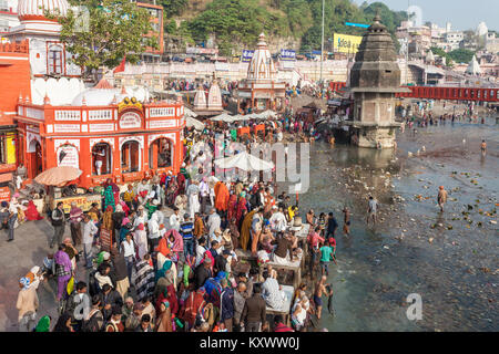 HARIDWAR, INDIEN - November 13, 2015: Unbekannter Menschen baden im Ganges in das Har-ki-Pauri Ghat in Haridwar, Indien. Stockfoto