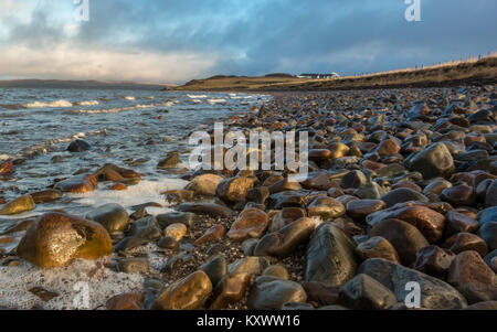 Auf der Suche nach Bowmore aus der Bowmore Kieselstrand, Isle of Islay, Schottland Stockfoto