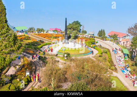 DARJEELING, INDIEN - 17. NOVEMBER 2015: Die batasia Loop ist eine spiralförmige Bahn der Darjeeling Himalayan Railway in Darjeeling, Indien. Stockfoto