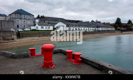 Die außerhalb der Gebäude von bunnahabhain Whisky Distillery mit weiß getünchten Wänden und schwarzer Schrift, Isle of Islay, Schottland Stockfoto