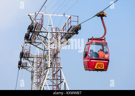 DARJEELING, INDIEN - 18. NOVEMBER 2015: Der Darjeeling Seilbahn ist eine Seilbahn in der Stadt Darjeeling im indischen Bundesstaat Westbengalen Stockfoto