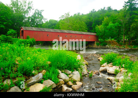 Das Wahrzeichen West Cornwall Covered Bridge über die Housatonic River in West Cornwall Connecticut im Sommer. Stockfoto